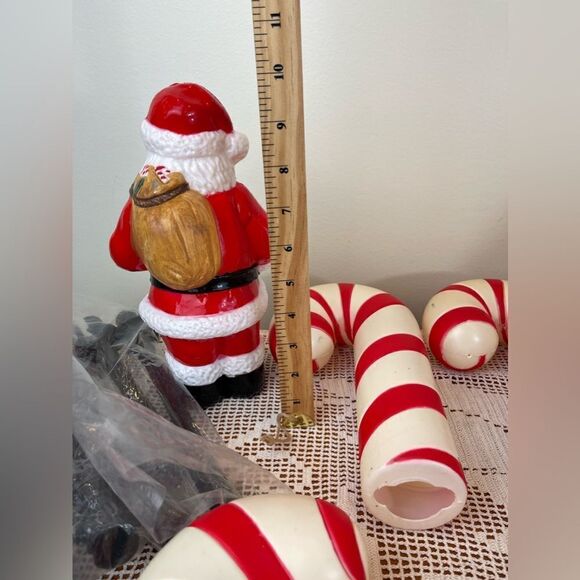 Set of 7 || Vintage DYNAGOOD lighted garden stakes Santas and Candy canes molds - Picture 6 of 11